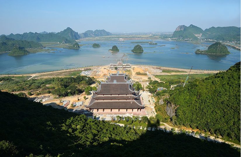 Vãn cảnh ngôi chùa Tam Chúc lớn nhất thế giới: Nhốn nháo và nguy hiểm