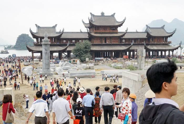Vãn cảnh ngôi chùa Tam Chúc lớn nhất thế giới: Nhốn nháo và nguy hiểm