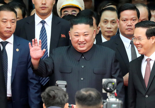 Cận cảnh dàn vệ sĩ áo đen của Chủ tịch Kim Jong-Un tại ga Đồng Đăng