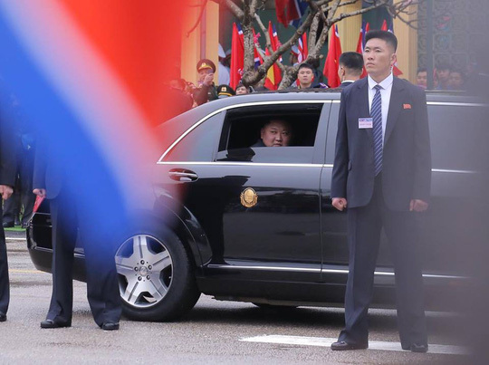 Cận cảnh dàn vệ sĩ áo đen của Chủ tịch Kim Jong Un tại ga Đồng Đăng
