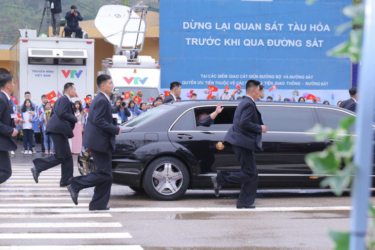 Cận cảnh dàn vệ sĩ áo đen của Chủ tịch Kim Jong Un tại ga Đồng Đăng