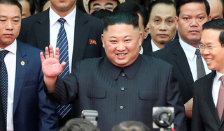 CLIP: Chủ tịch Triều Tiên Kim Jong Un vẫy tay chào người dân tại ga Đồng Đăng