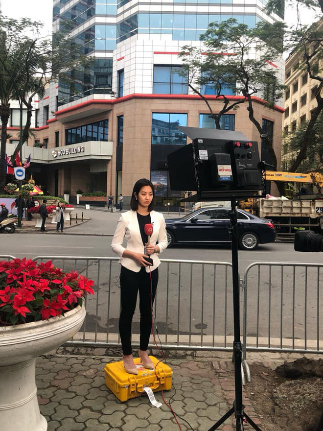 Nữ phóng viên Hàn Quốc xinh đẹp tác nghiệp trên vỉa hè Hà Nội 'đốn tim' cộng đồng mạng