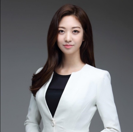 Nữ phóng viên Hàn Quốc xinh đẹp tác nghiệp trên vỉa hè Hà Nội 'đốn tim' cộng đồng mạng