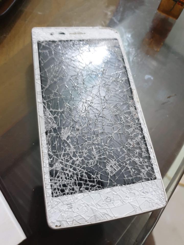 Chiếc điện thoại bị chồng đập vỡ