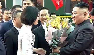 Cận cảnh nhan sắc xinh đẹp của cô gái vinh dự tặng hoa ông Kim Jong Un