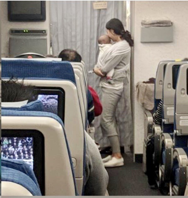 Lo con nhỏ khóc khiến hành khách trên máy bay khó chịu, bà mẹ trẻ đã làm hành động này và khiến mọi người phải khâm phục