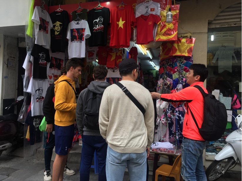 Trước giờ G áo phông in hình ông Donal Trump và ông Kim Jong-un cháy hàng