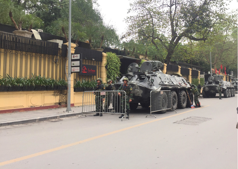 Hàng loạt xe bọc thép xuất hiện gần khách sạn Melia