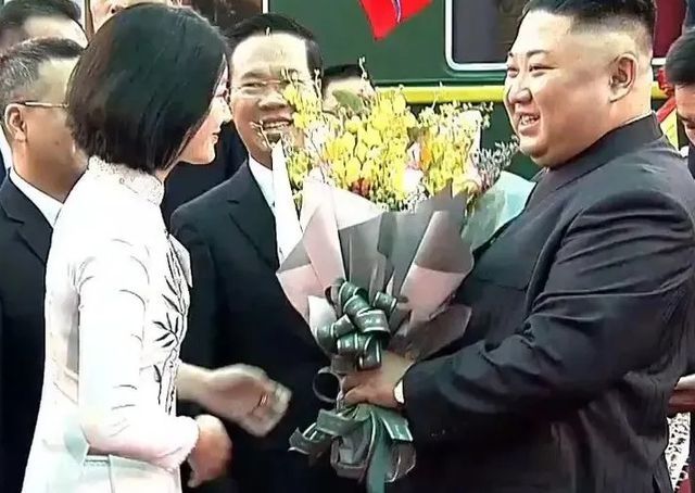 Cô gái xinh đẹp tặng hoa cho chủ tịch Kim Jong Un