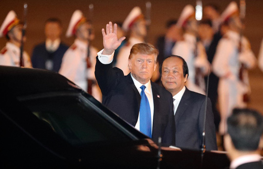 Vừa đặt chân đến Hà Nội Tổng thống Donald Trump đã nói điều bất ngờ