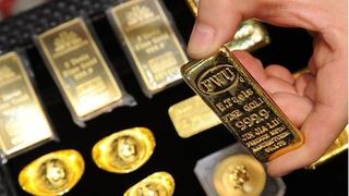 Giá vàng hôm nay 16/4: Tiềm ẩn rủi ro, USD cùng vàng lao dốc