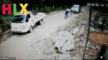 Clip: Kinh hoàng cảnh ô tô 'điên' đâm người dắt xe đạp trên đường làng
