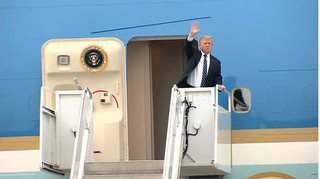 Tổng thống Mỹ Donald Trump lên Air Force One về nước