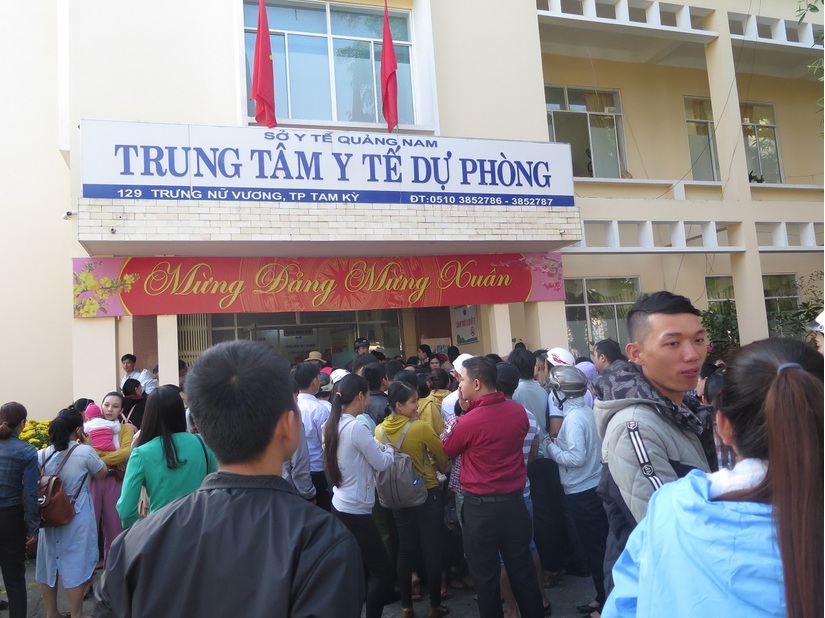 Người dân Quảng Nam chen lấn để mong được chích ngừa vắc xin dịch vụ