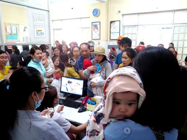 Người dân Quảng Nam chen lấn để mong được chích ngừa vắc xin dịch vụ 2