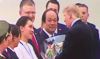 Ngắm cô gái xinh đẹp tặng hoa Tổng thống Donald Trump khi rời Việt Nam