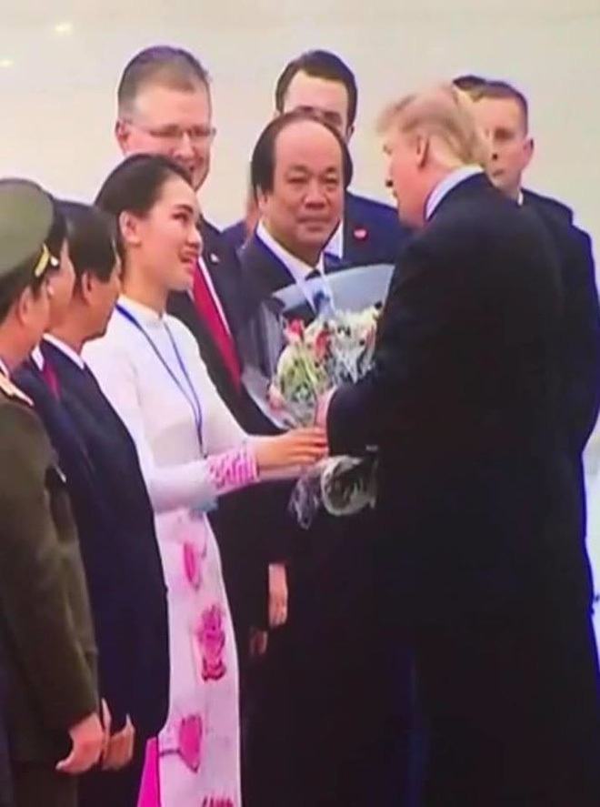 9X mặc áo dài tặng hoa Tổng thống Mỹ Donald Trump khi rời Việt Nam