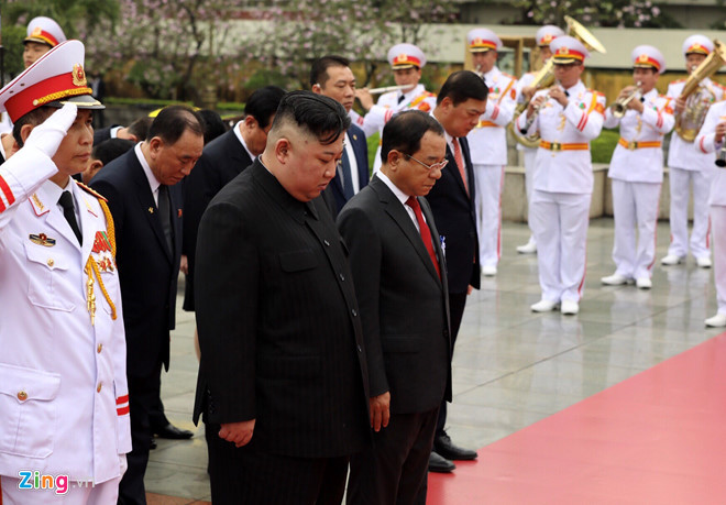 Trước khi về nước, ông Kim Jong Un viếng Chủ tịch Hồ Chí Minh