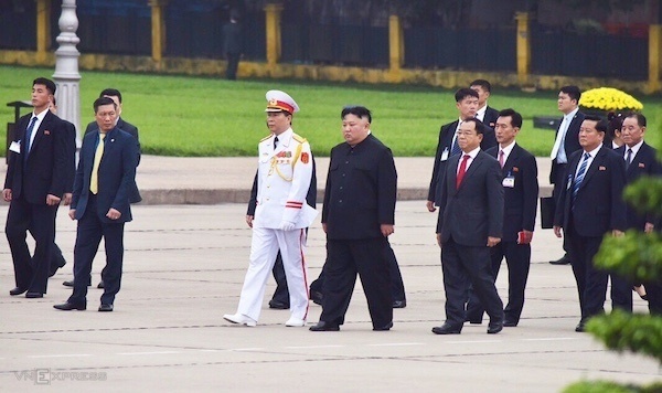 Trước khi về nước, ông Kim Jong Un viếng Chủ tịch Hồ Chí Minh