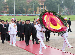 Trước khi về nước, ông Kim Jong Un vào Lăng viếng Chủ tịch Hồ Chí Minh