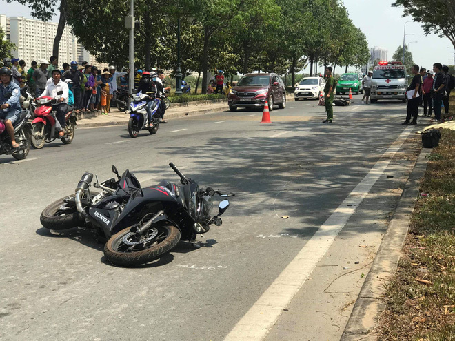 Nam thanh niên lái mô tô văng vào lề đường tử vong sau va chạm cực mạnh