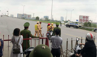 CSGT Bắc Ninh dùng xe đặc chủng chở 2 mẹ con đi cấp cứu khi QL 1 bị cấm đường