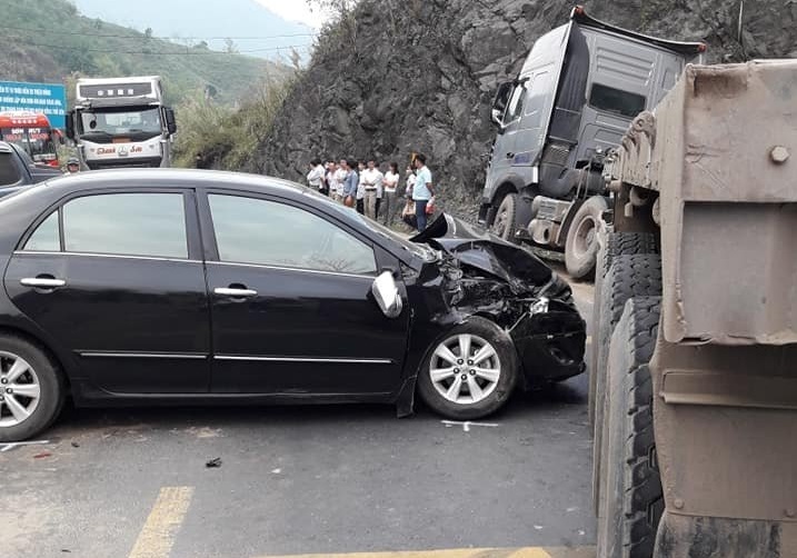 Cố lách qua hiện trường vụ tai nạn rồi mắc kẹt , xe đầu kéo gây ách tắc giao thông nghiêm trọng2