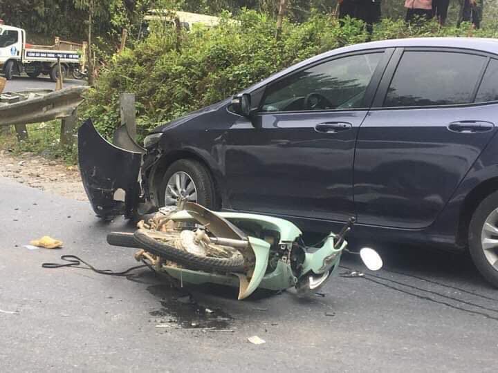 Chiếc xe may tông trực diện vào ô tô