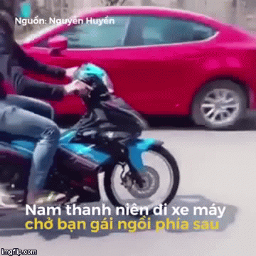 Clip: Thanh niên trổ tài 'bốc đầu' xe máy khiến bạn gái ngồi sau ngã sấp mặt