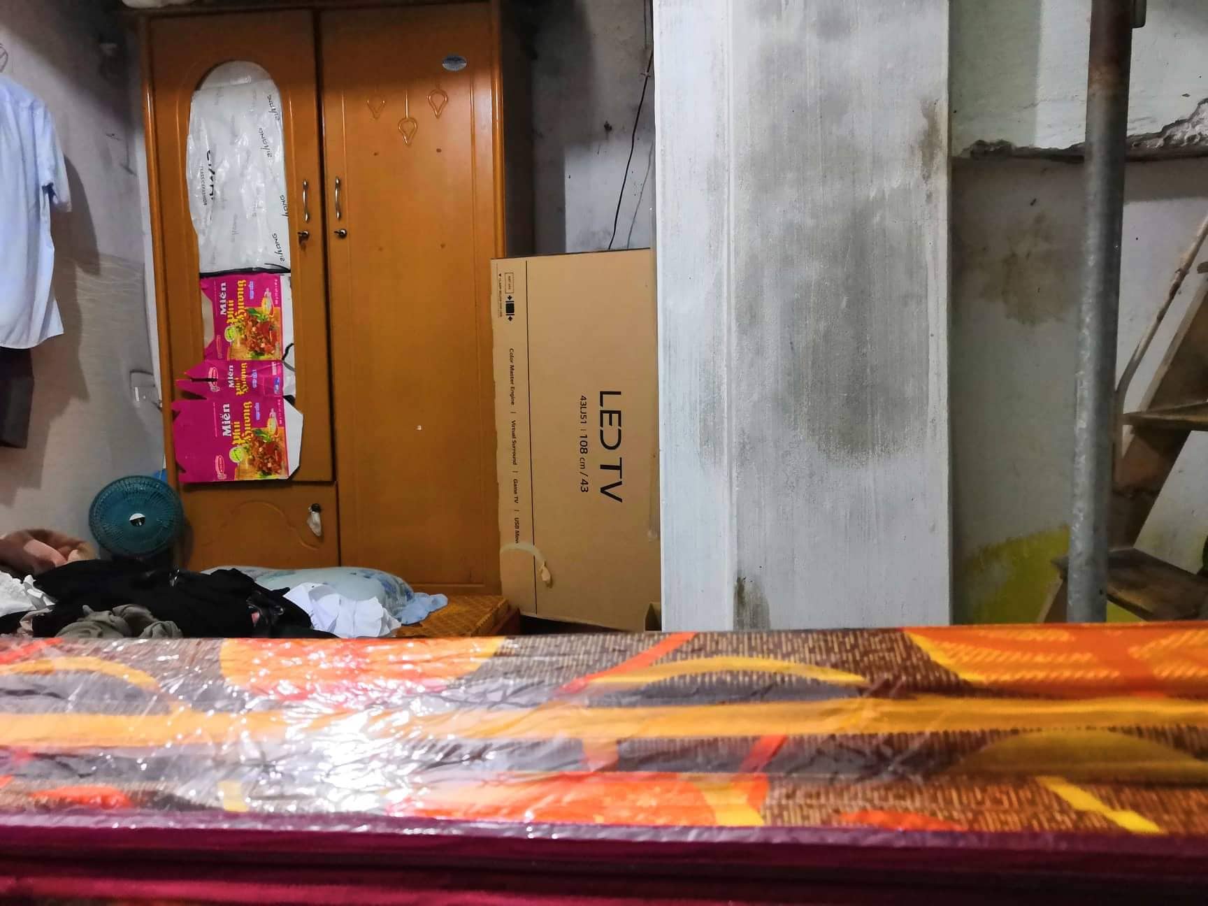 Căn phòng của chị D. và cháu bé 18 ngày tuổi đang nằm ngủ bị đối tượng ra tay sát hại khiến chị D. tử vong