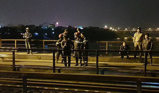 Tàu hỏa tông người đi bộ trên cầu Long Biên rơi xuống sông Hồng mất tích