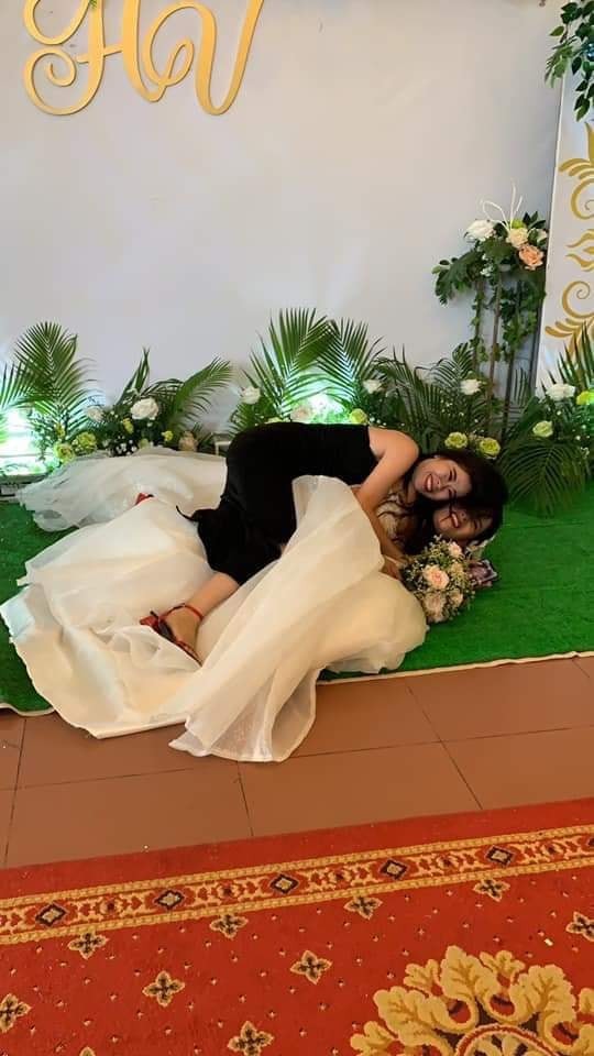 Chụp ảnh với cô dâu trong ngày cưới, bạn thân gây 'bão mạng' vì biểu cảm khó đỡ