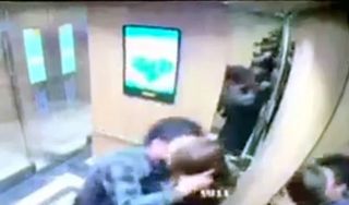 Cô gái uất ức kể lại khoảnh khắc bị gã đàn ông cưỡng hôn trong thang máy