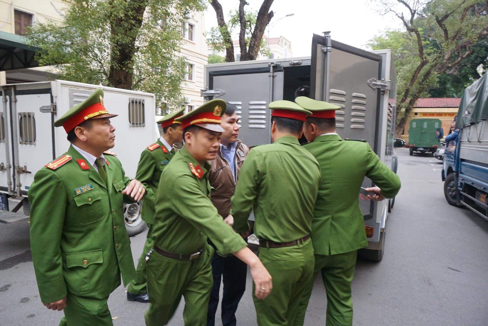 Châu Việt Cường được áp giải vào trong phiên xét xử