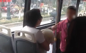 CLIP: Người đàn ông mang chó lên xe buýt và phản ứng gây 'sốc' khi bị nhắc nhở