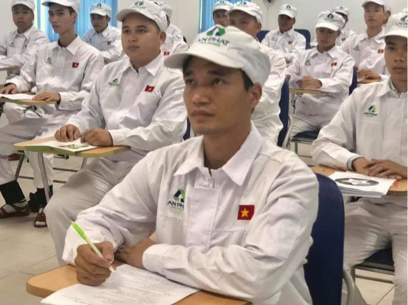 Từ bỏ showbiz, Lệ Rơi về làm công nhân ở nhà máy nhựa