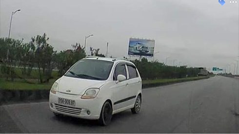 Truy tìm ô tô bất chấp nguy hiểm đi ngược chiều trên cao tốc Hà Nội - Thái Nguyên