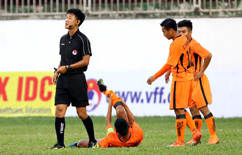 Cầu thủ U19 Đà Nẵng gãy chân, nghỉ thi đấu gần một năm