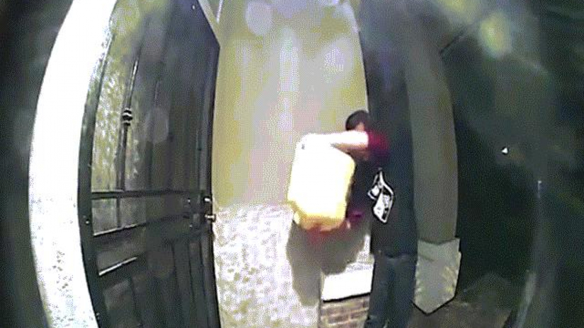 Đổ dầu đốt nhà hàng xóm vì lý do khiến mọi người ngã ngửa