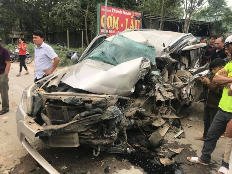 Thanh Hóa: Va chạm với xe khách, tài xế ô tô 7 chỗ ngồi tử vong trong cabin
