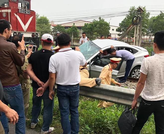 Hiện trường vụ tai nạn giao thông giữa tàu hoả và xe ô tô khiến 5 người thương vong ở Hải Dương3
