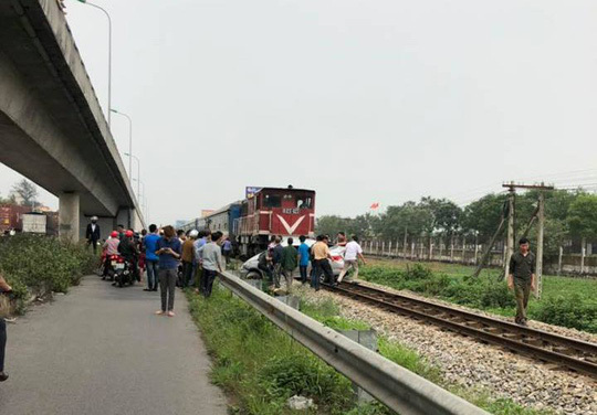 Hiện trường vụ tai nạn giao thông giữa tàu hoả và xe ô tô khiến 5 người thương vong ở Hải Dương10