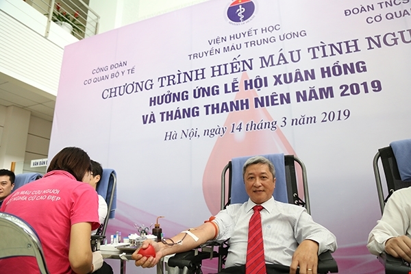 Thứ trưởng Bộ y tế tham gia hiến máu tình nguyện 3