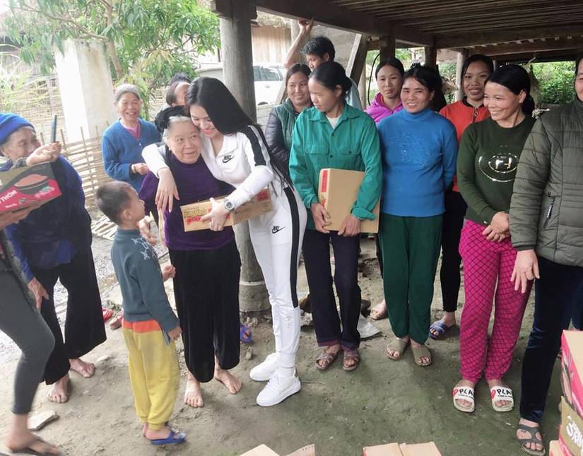 Vượt 600km, Thư Dung lặng lẽ về Hà Giang làm từ thiện