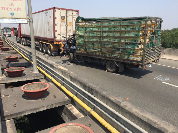 Xe tải húc đuôi xe container trên cao tốc, 2 người chết