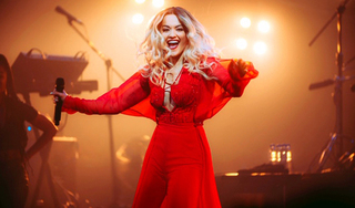 Ca sĩ Rita Ora diện thiết kế của Công Trí 'thổi tung' sân khấu trong tour diễn Pheonix 