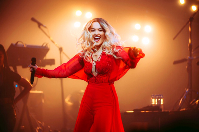 Ca sĩ Rita Ora diện thiết kế của Công Trí 'thổi tung' sân khấu trong Tour diễn Pheonix 