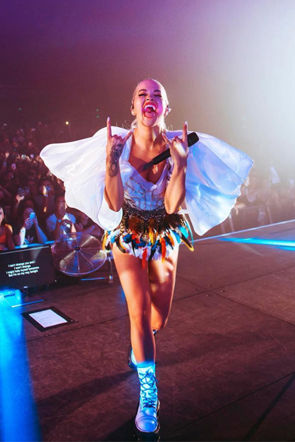Ca sĩ Rita Ora diện thiết kế của Công Trí 'thổi tung' sân khấu trong Tour diễn Pheonix 