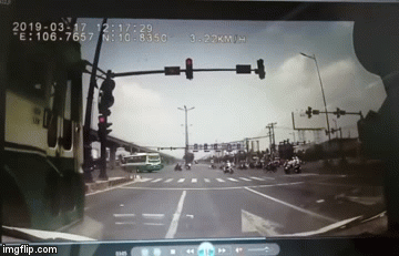 Clip: Vượt đèn đỏ, xe buýt suýt gây tai nạn thảm khốc 